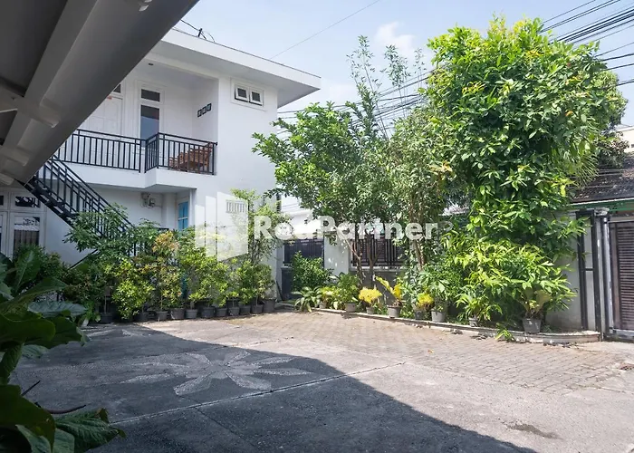 Londres Bed And Breakfast Redpartner Near Gembira Loka Zoo Yogyakarta